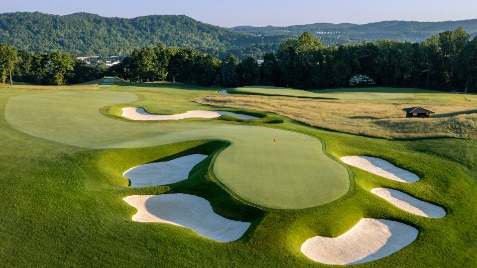 The short par-four seventeenth hole (USGA/Fred Vuich)