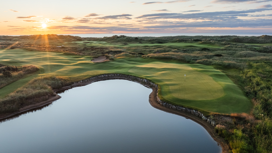 The green of the par-four sixth, one of six holes with water in play (Photo: Jacob Sjöman)