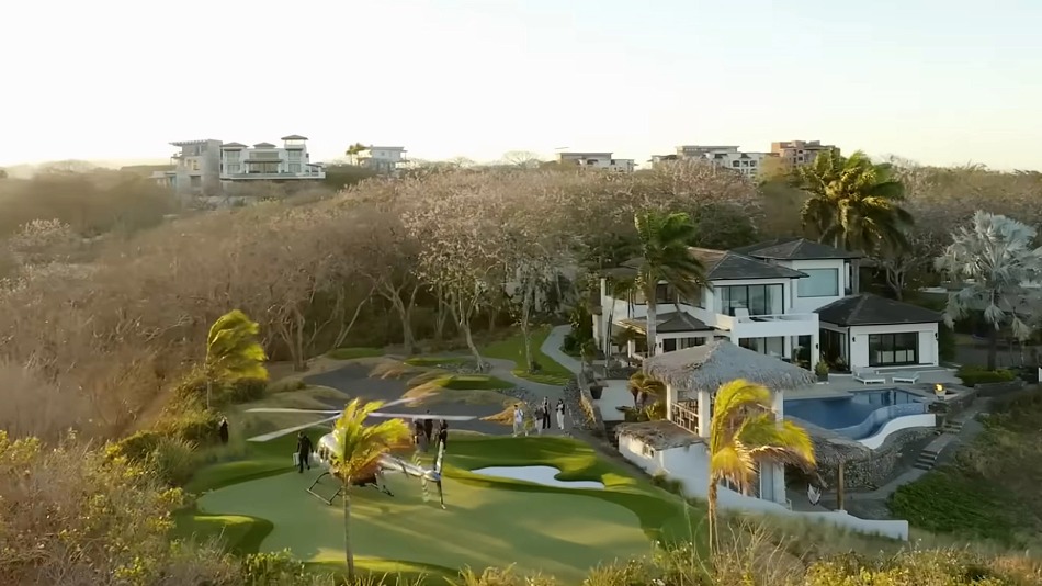 The green also serves as a helipad (Photo: Legacy Golf Architecture)
