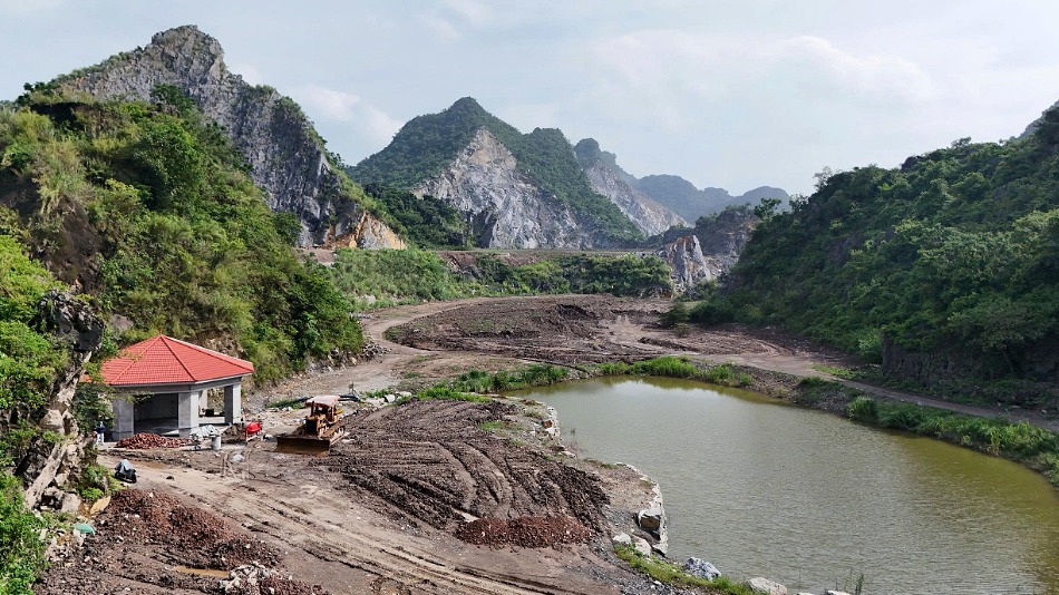 The view from the teeing area of the tenth, framed by mountains with 30-metre-high vertical faces (Photo: Nicklaus Design)