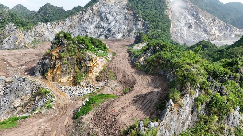 The par-four sixteenth plays into a mountain amphitheatre (Photo: Nicklaus Design)