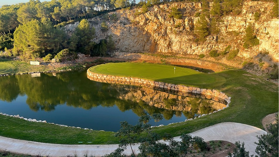 The eighteenth now has an island-style green located near a quarry wall (Photo: Dave Sampson)