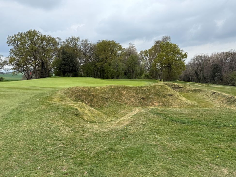 A visit to Park Jr’s design Huntercombe (fourth hole, pictured) in the UK provided inspiration for work on landforms (Credit: Brad Klein)