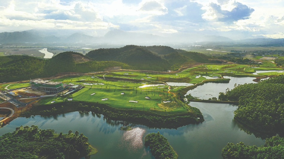 The clubhouse and practice facilities are located in the centre of the property (Photo: Greg Norman Golf Course Design)