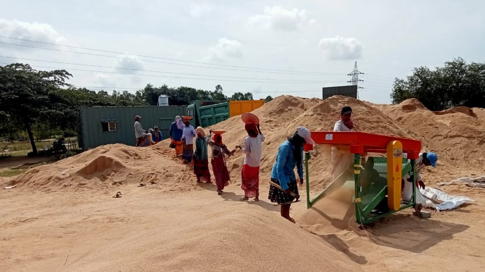 A large team that included local villagers contributed to shaping and finishing work (Photo: Legacy Golf Course Architecture)