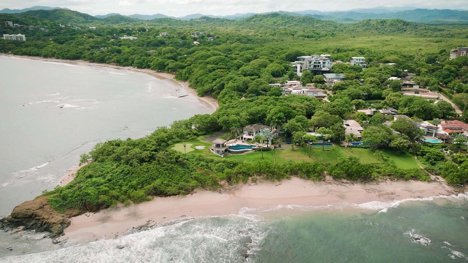 From golf hole to helipad: a dual-use design for a private client